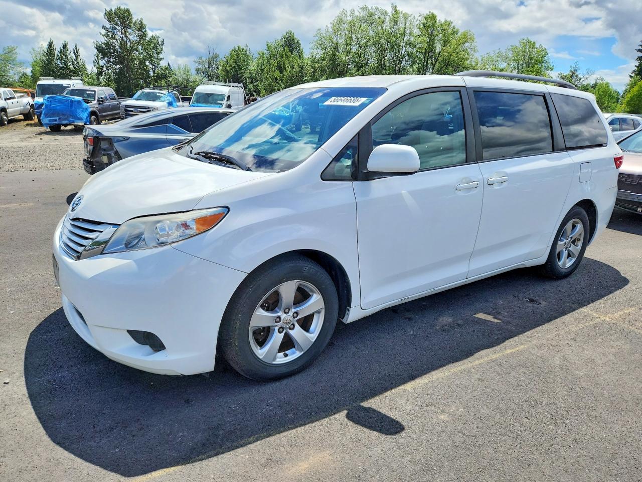 Salvage Toyota Sienna Image