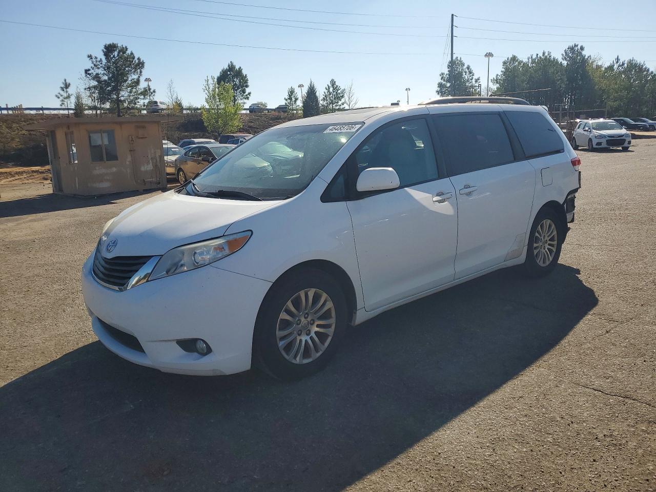 Salvage Toyota Sienna Image