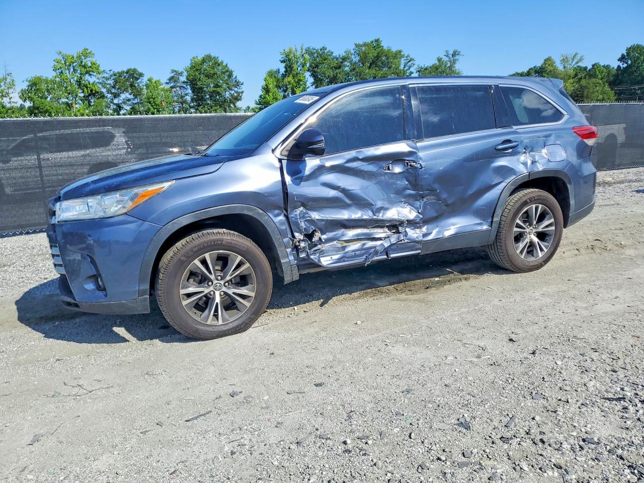 Salvage Toyota Highlander Image