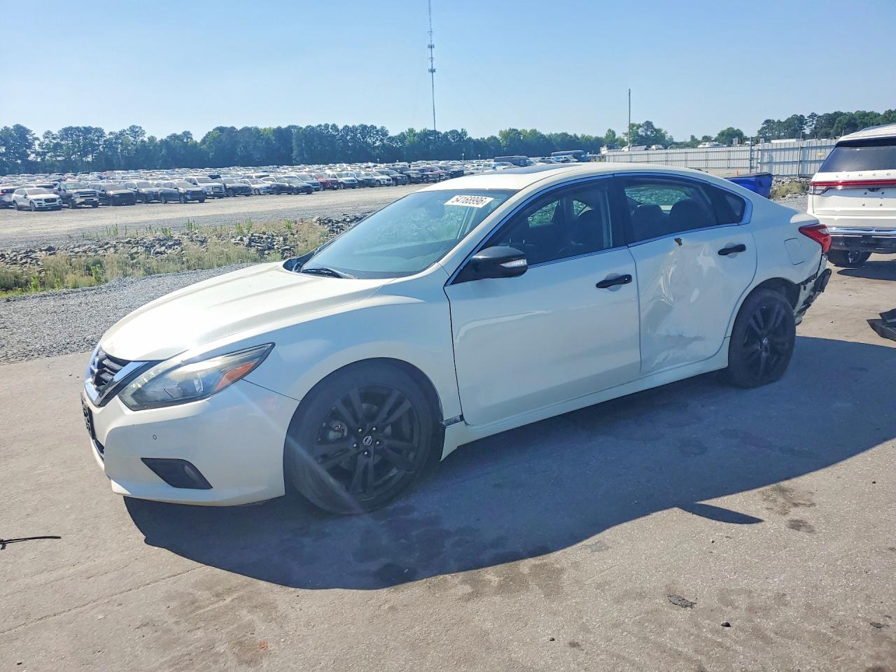 Salvage Nissan Altima Image