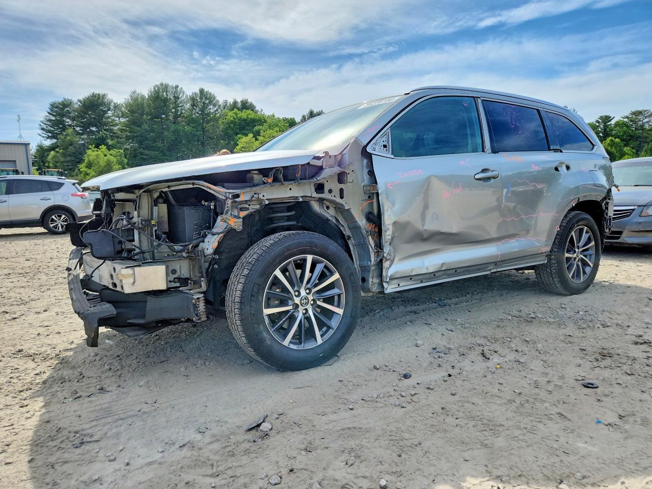 Salvage Toyota Highlander Image