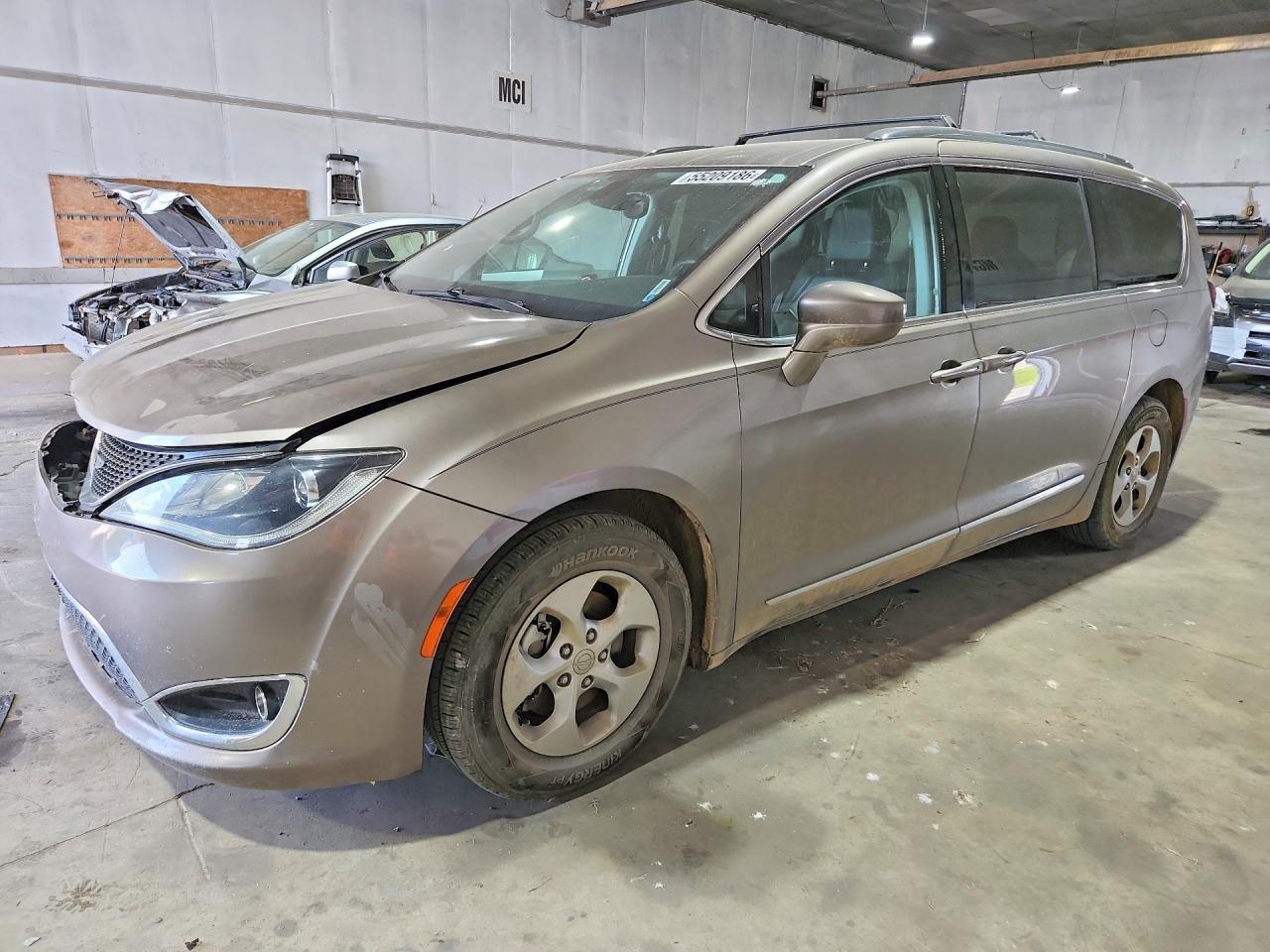 Salvage Chrysler Pacifica Image