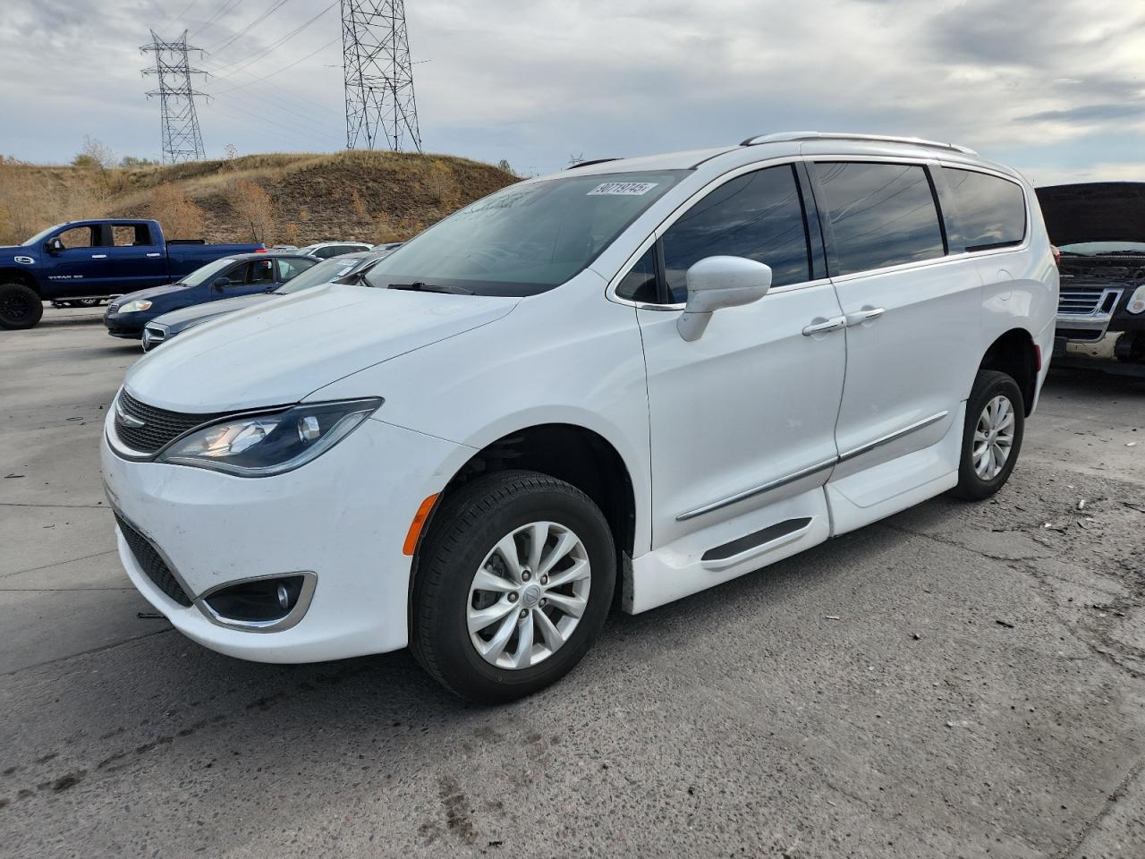 Salvage Chrysler Pacifica Image