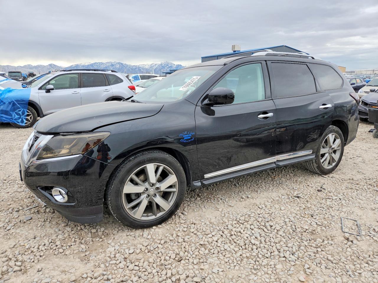 Salvage Nissan Pathfinder Image