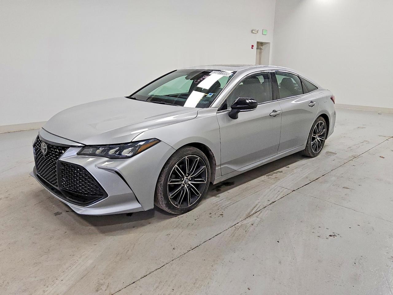 Salvage Toyota Avalon Image