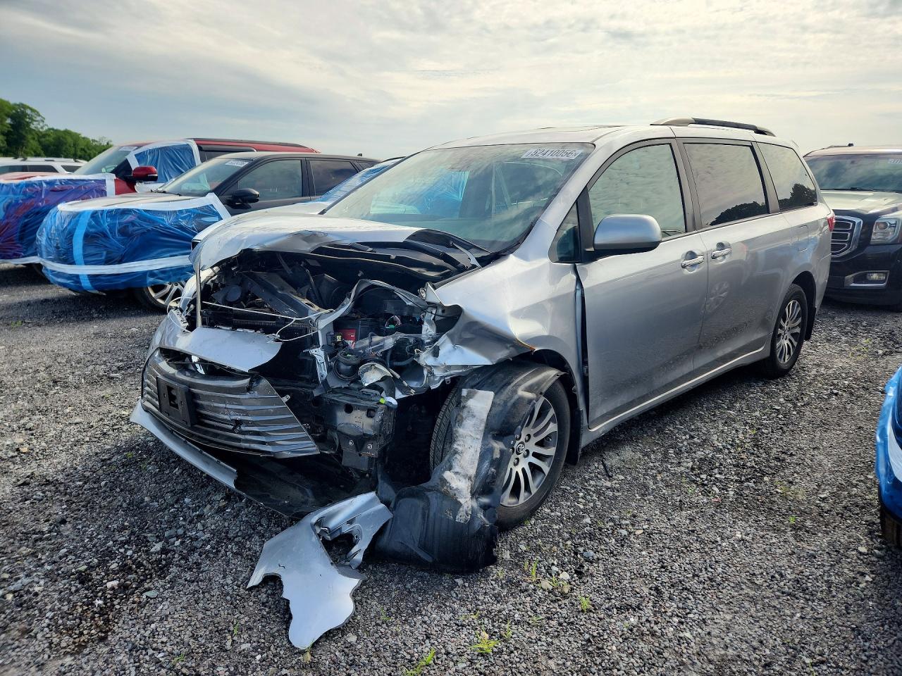 Salvage Toyota Sienna Image
