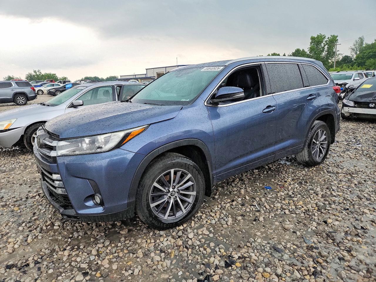 Salvage Toyota Highlander Image