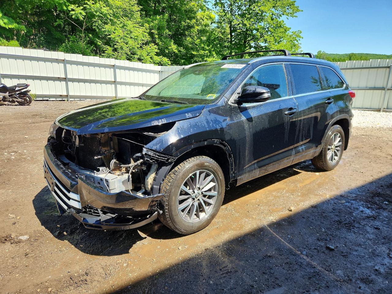 Salvage Toyota Highlander Image