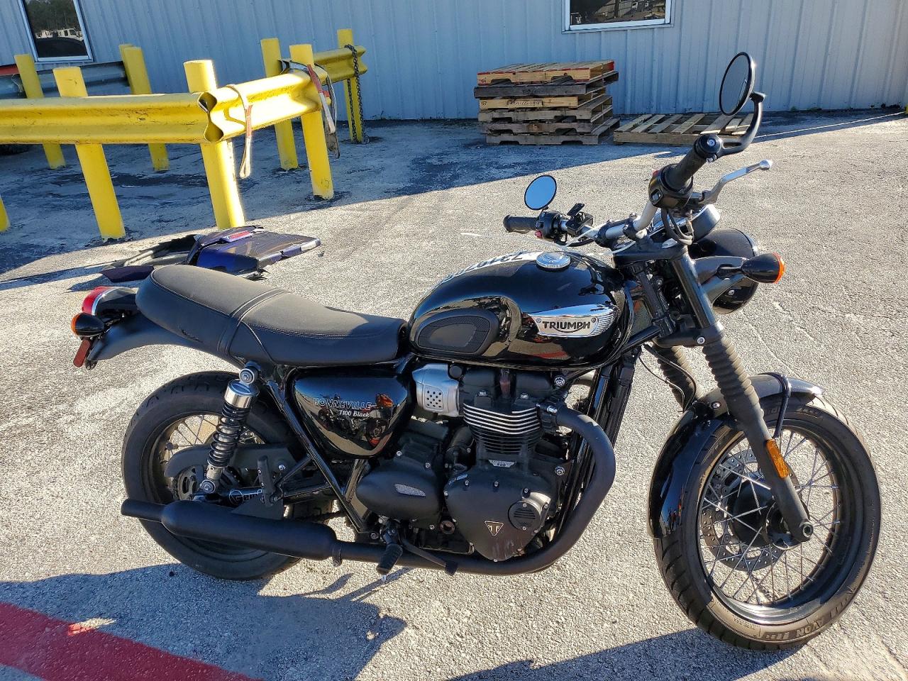 Salvage Triumph Bonneville Image