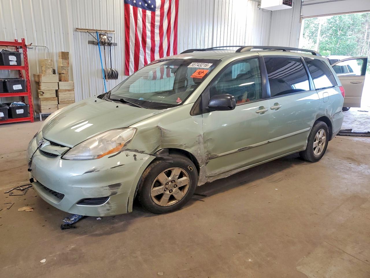 Salvage Toyota Sienna Image