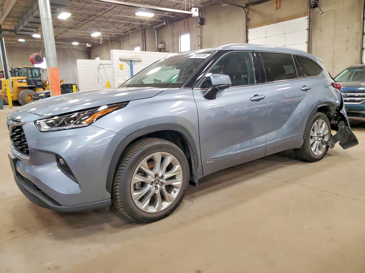Salvage Toyota Highlander Image