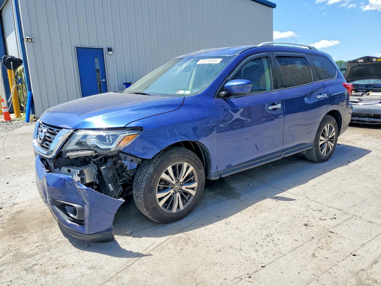 Salvage Nissan Pathfinder Image
