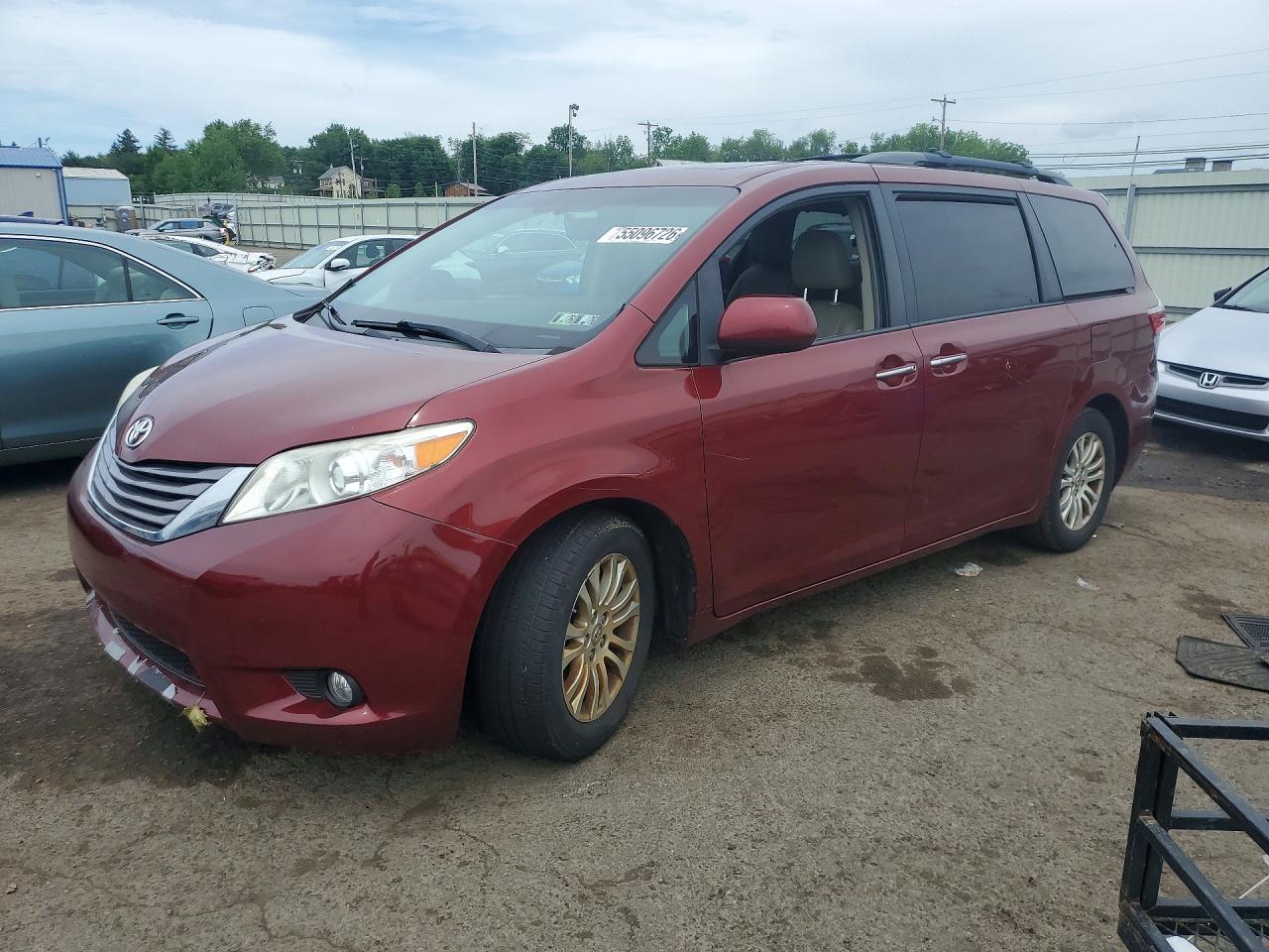Salvage Toyota Sienna Image