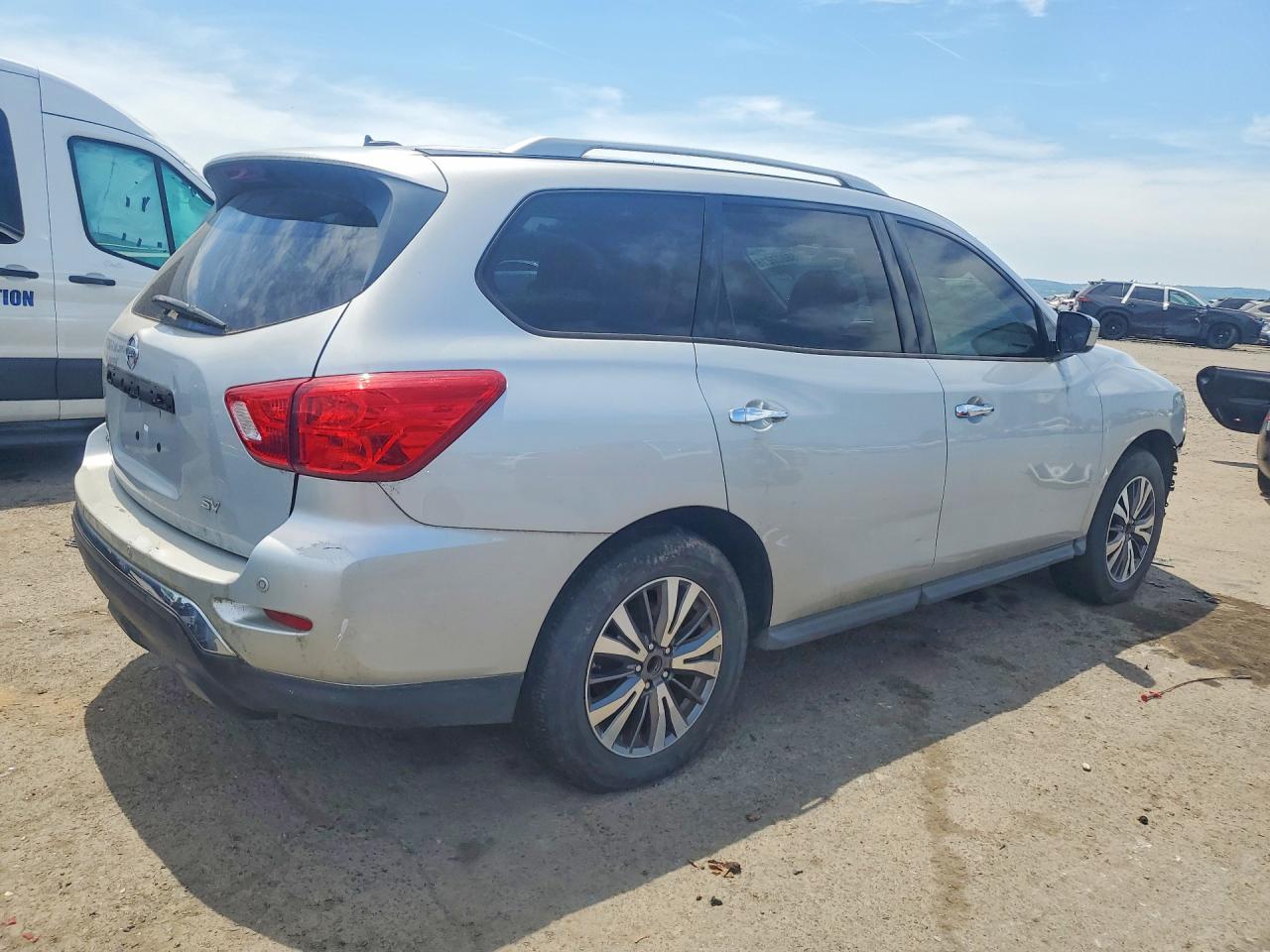 Nissan Pathfinder Sv