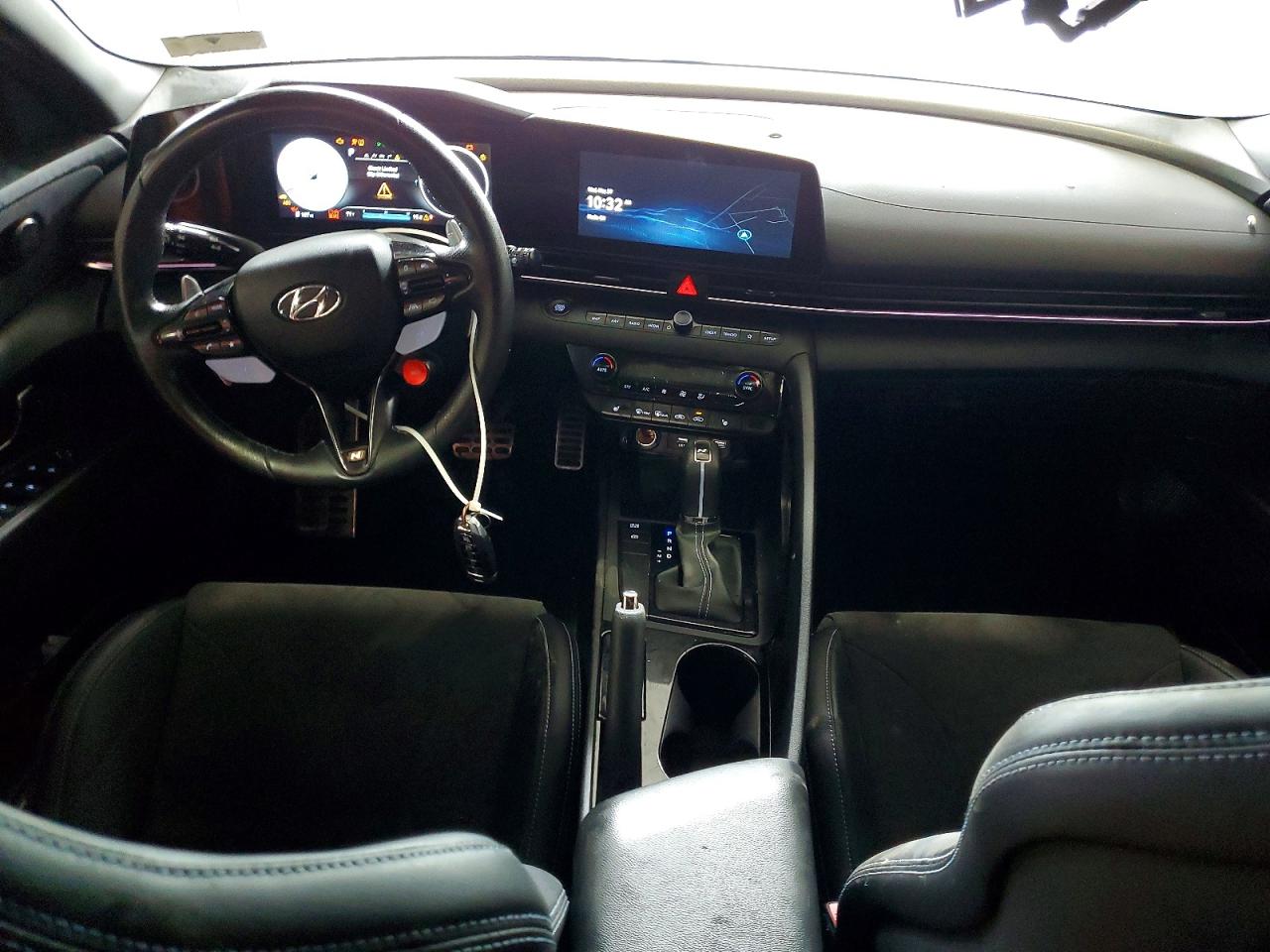 Hyundai ELANTRA Base