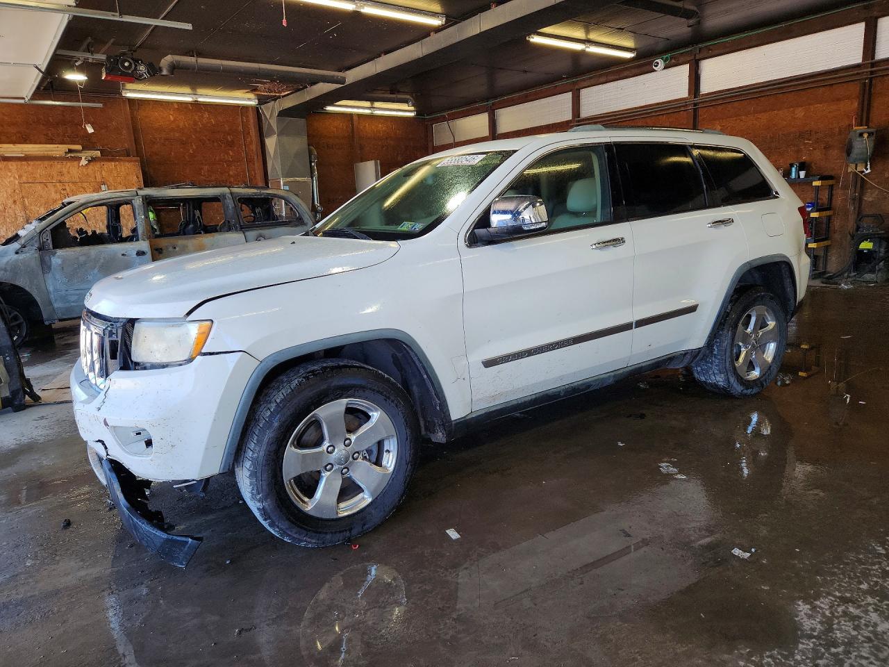 Salvage Jeep Cherokee Image