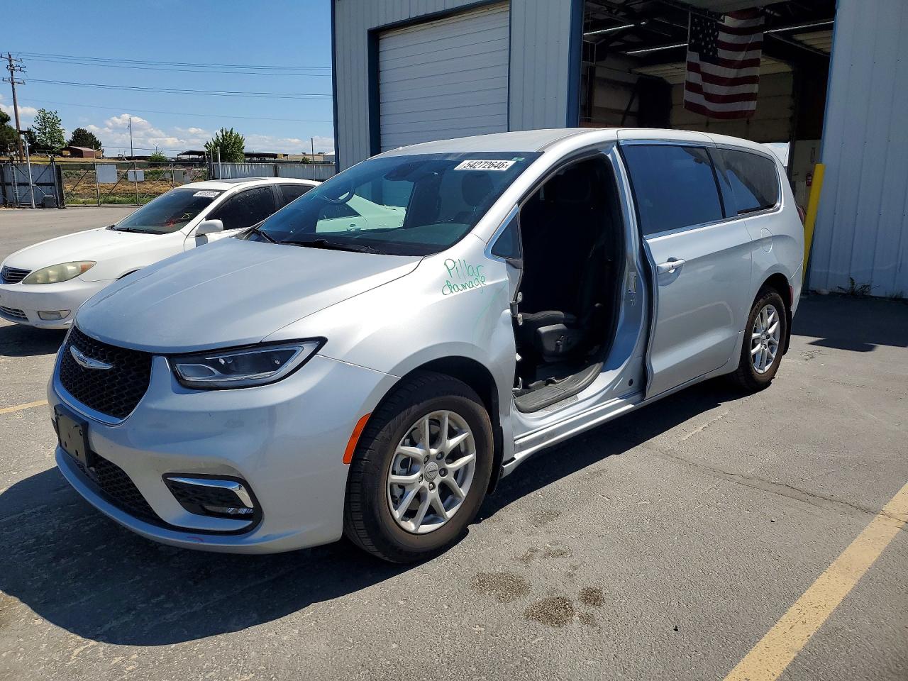 Salvage Chrysler Pacifica Image