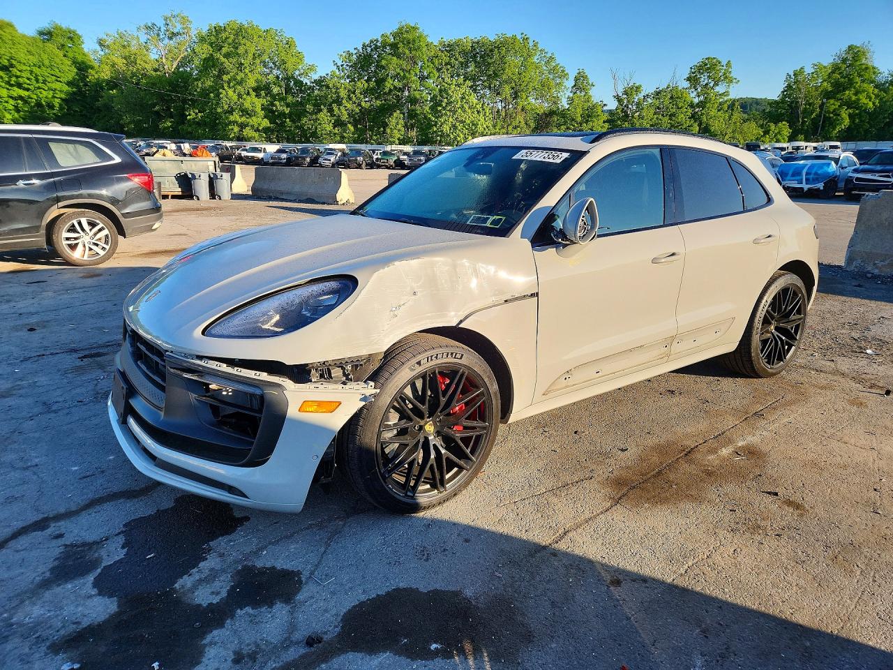 Salvage Porsche Macan Image