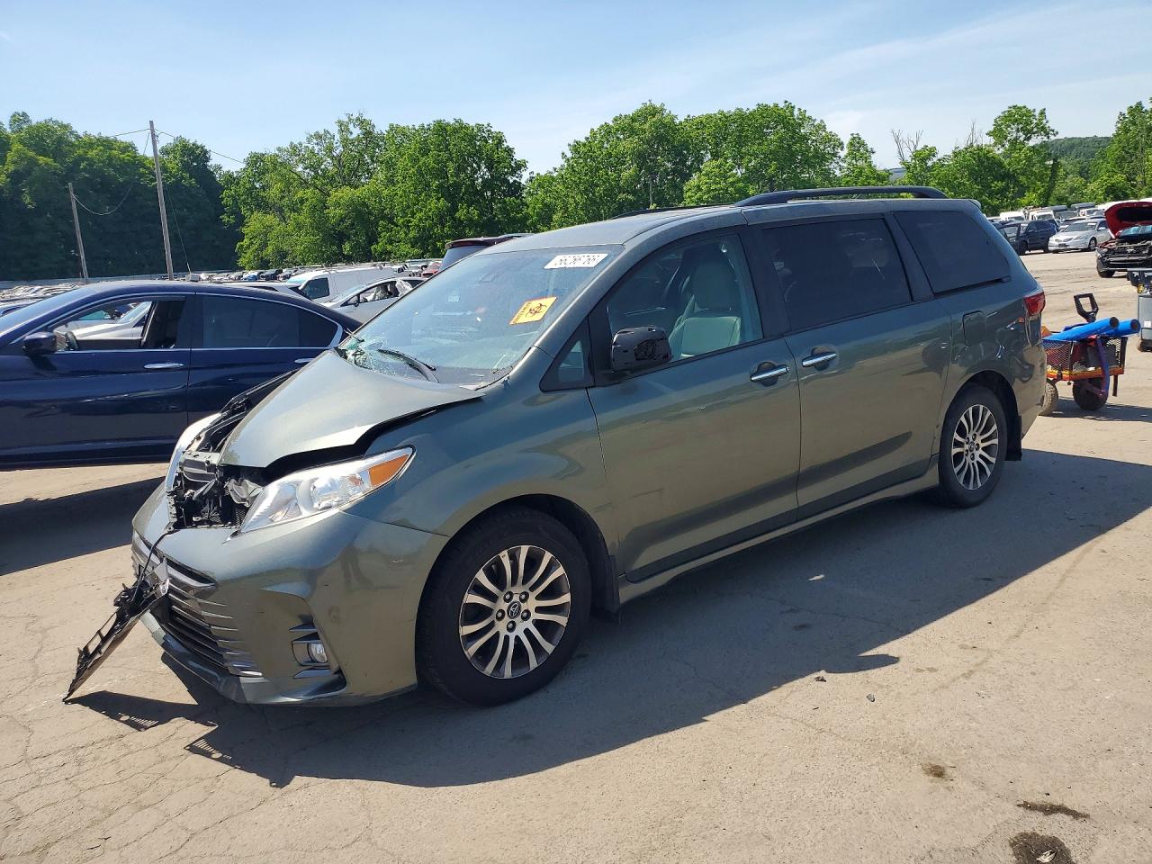 Salvage Toyota Sienna Image