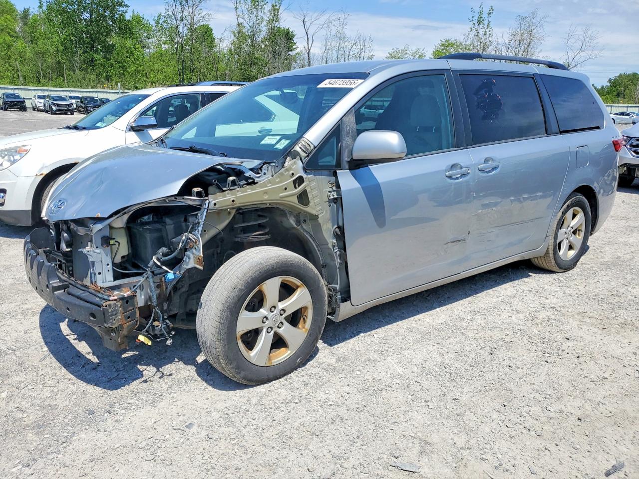 Salvage Toyota Sienna Image