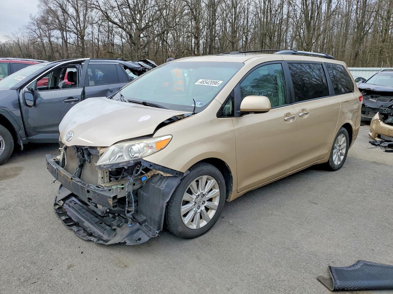 Salvage Toyota Sienna Image