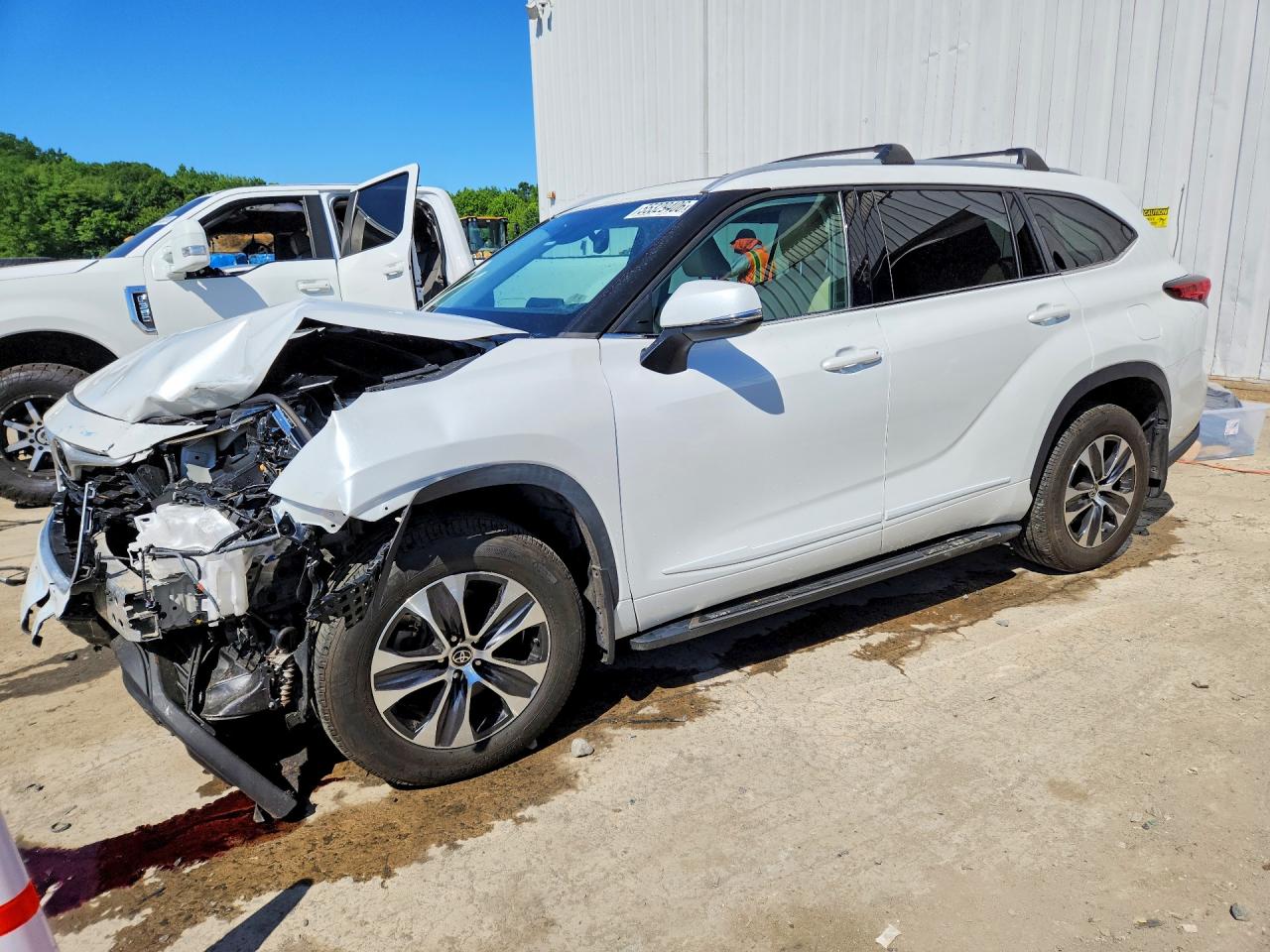 Salvage Toyota Highlander Image