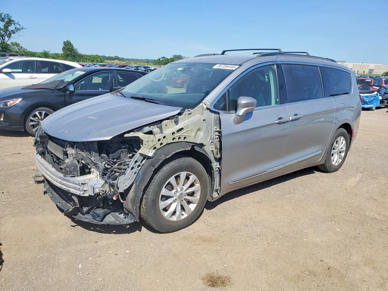 Salvage Chrysler Pacifica Image