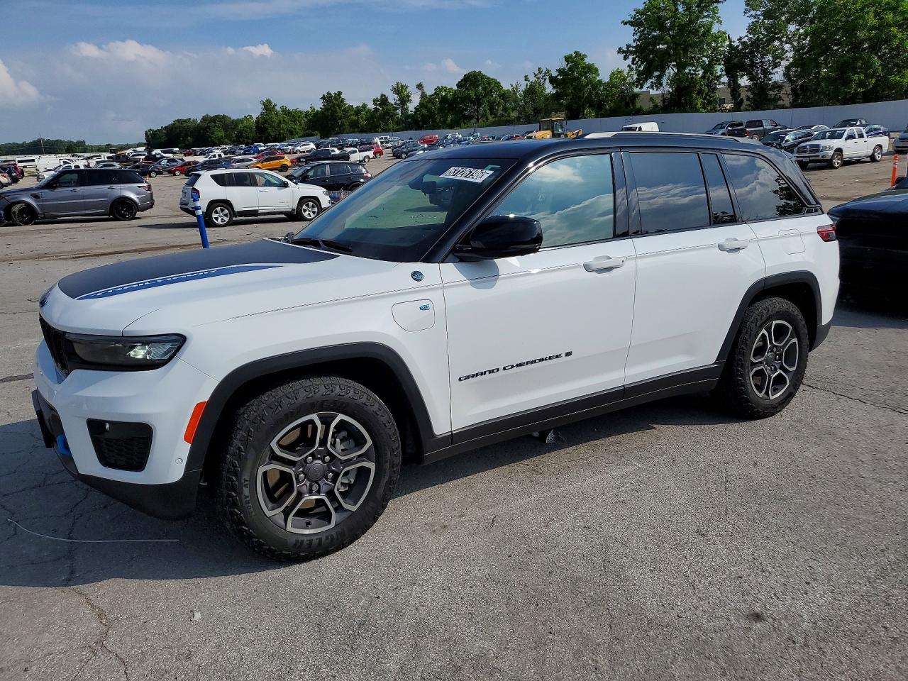 Salvage Jeep Cherokee Image