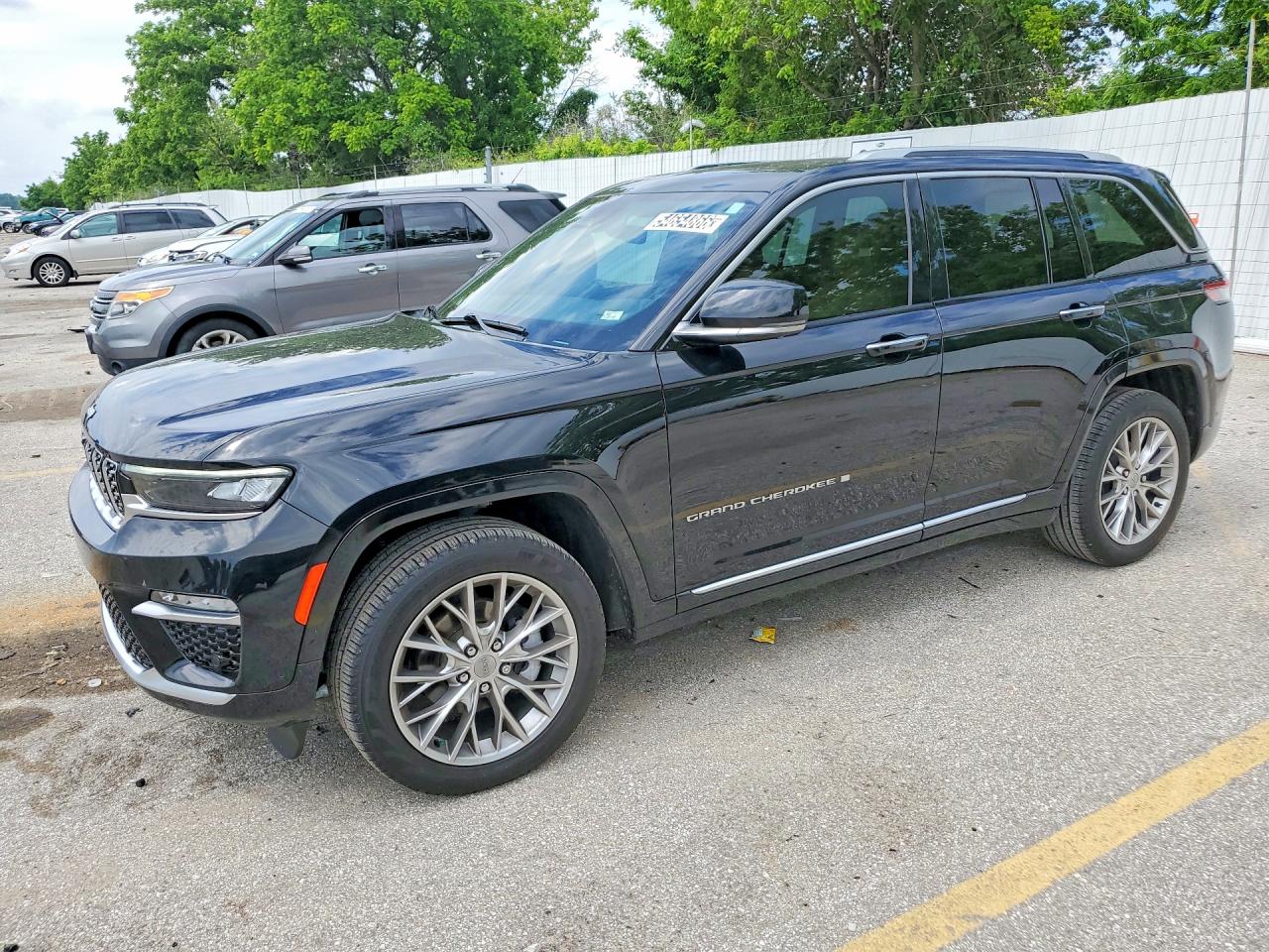 Salvage Jeep Cherokee Image