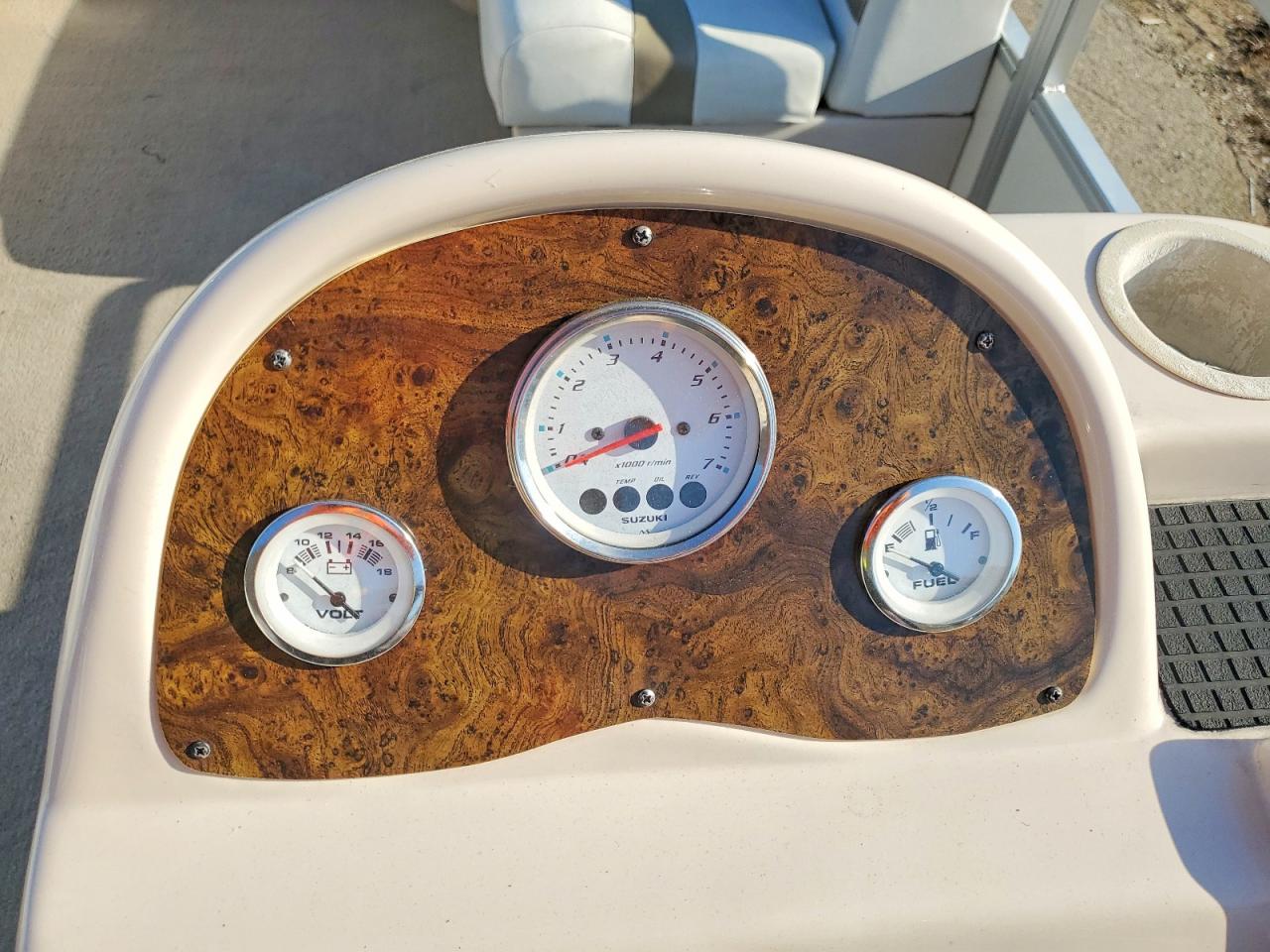 Sun Tracker Marine Trl