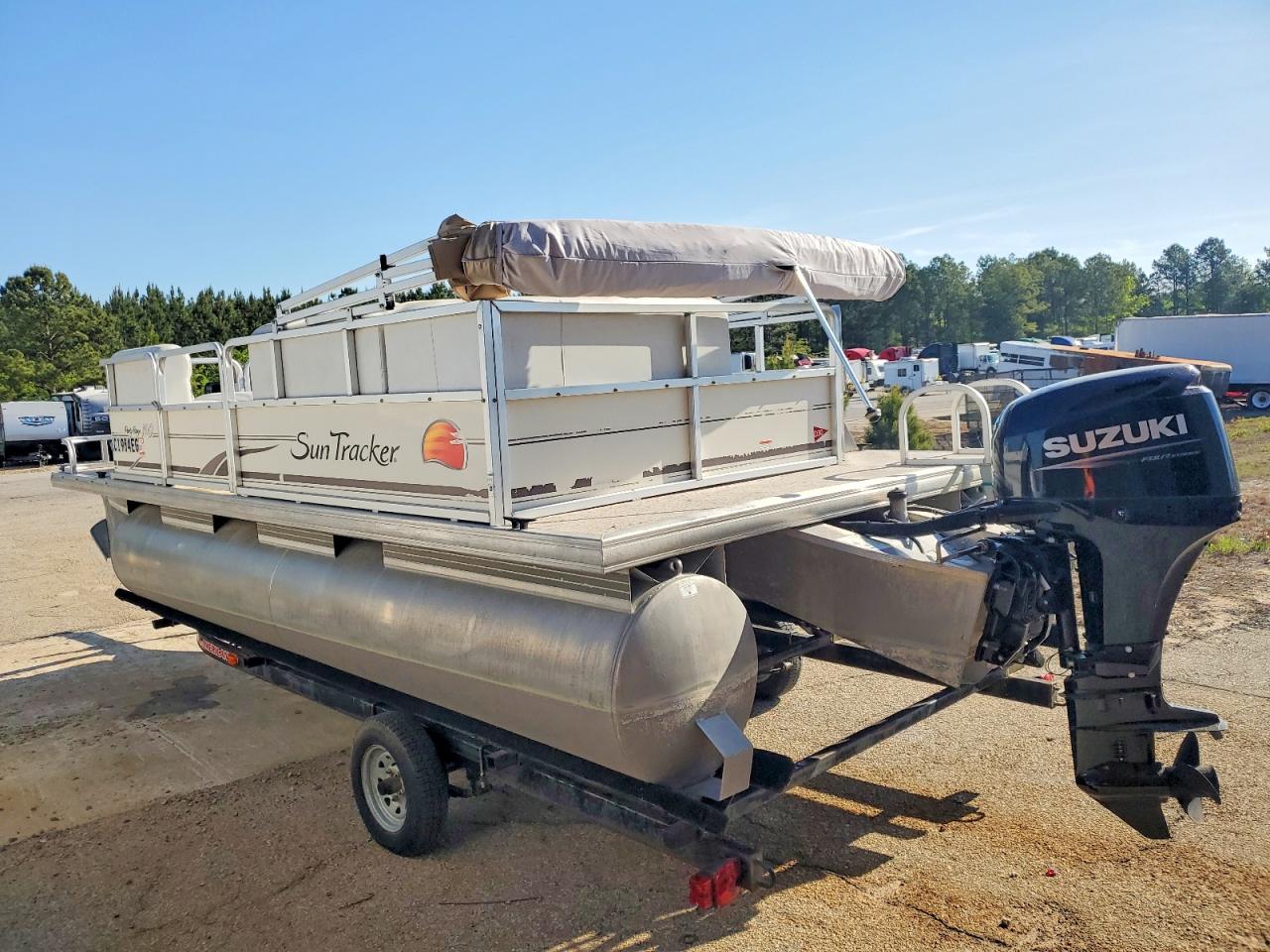 Sun Tracker Marine Trl