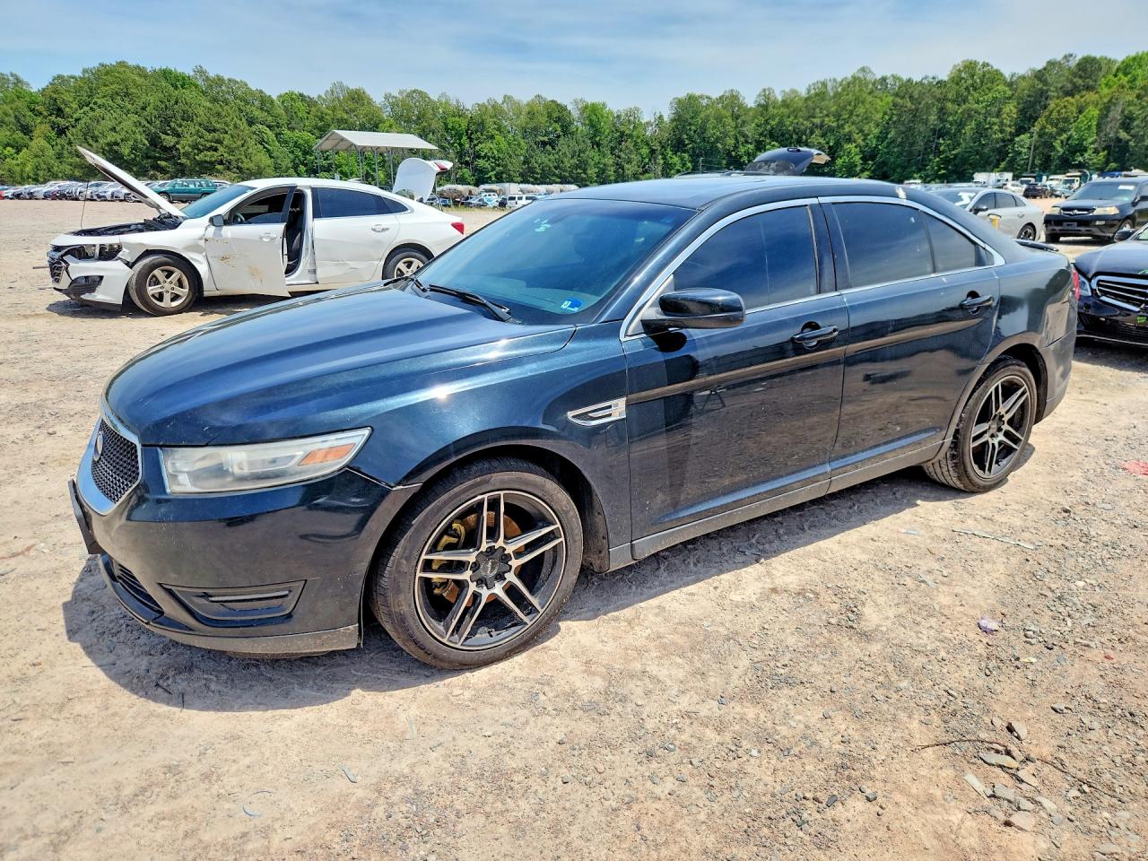 Salvage Ford Taurus Image
