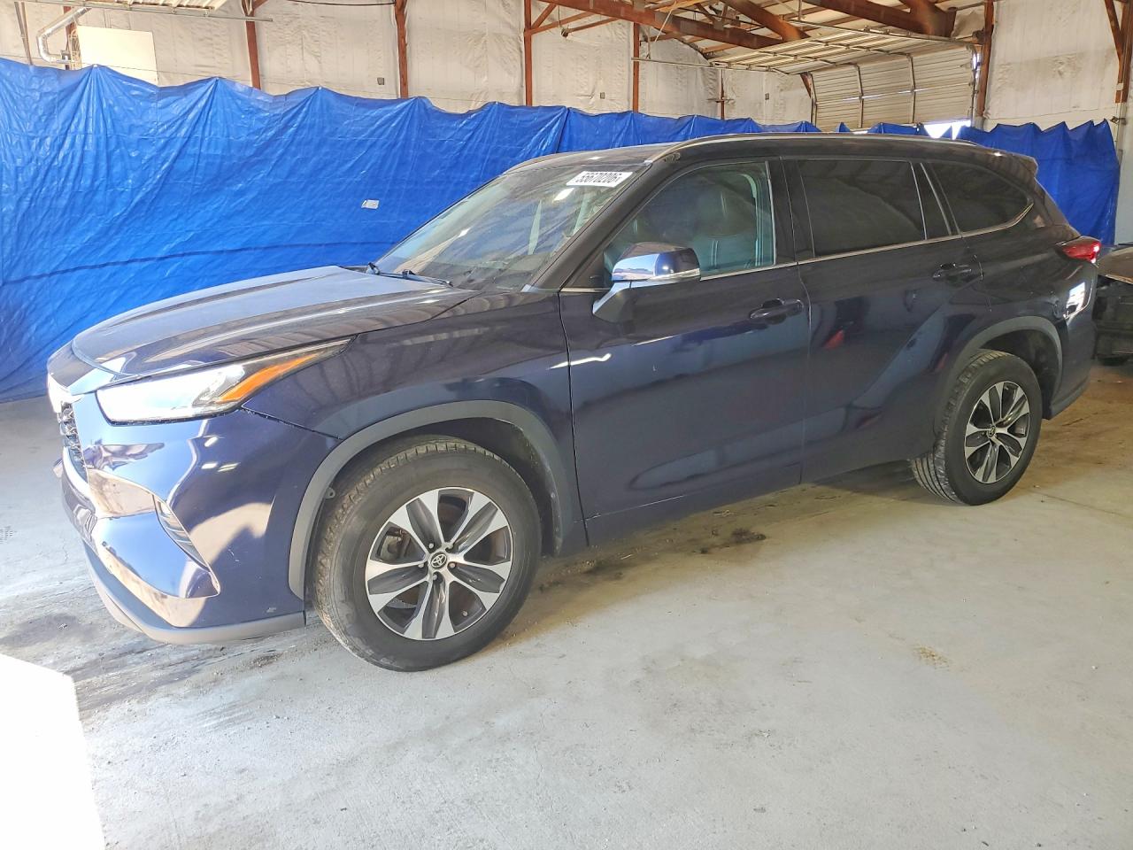 Salvage Toyota Highlander Image