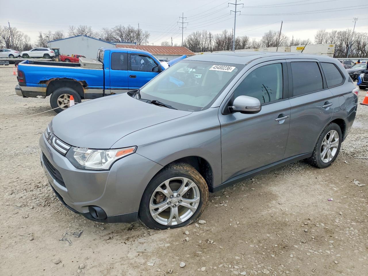 Salvage Mitsubishi Outlander Image