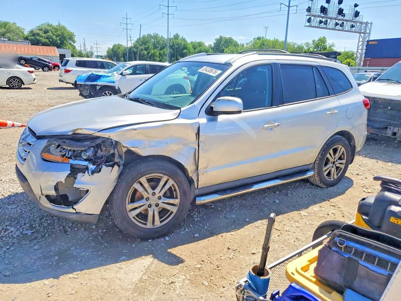 Salvage Hyundai SANTA FE Image