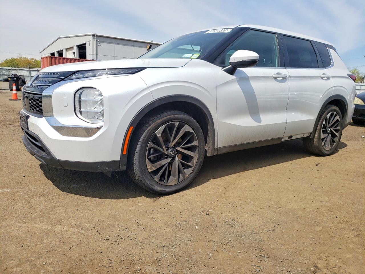 Salvage Mitsubishi Outlander Image