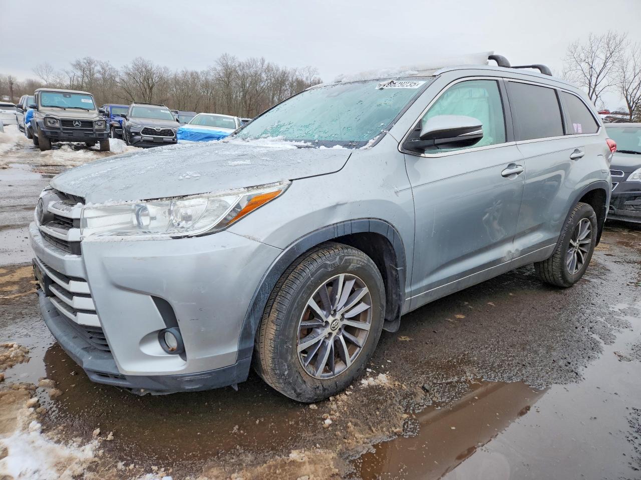 Salvage Toyota Highlander Image