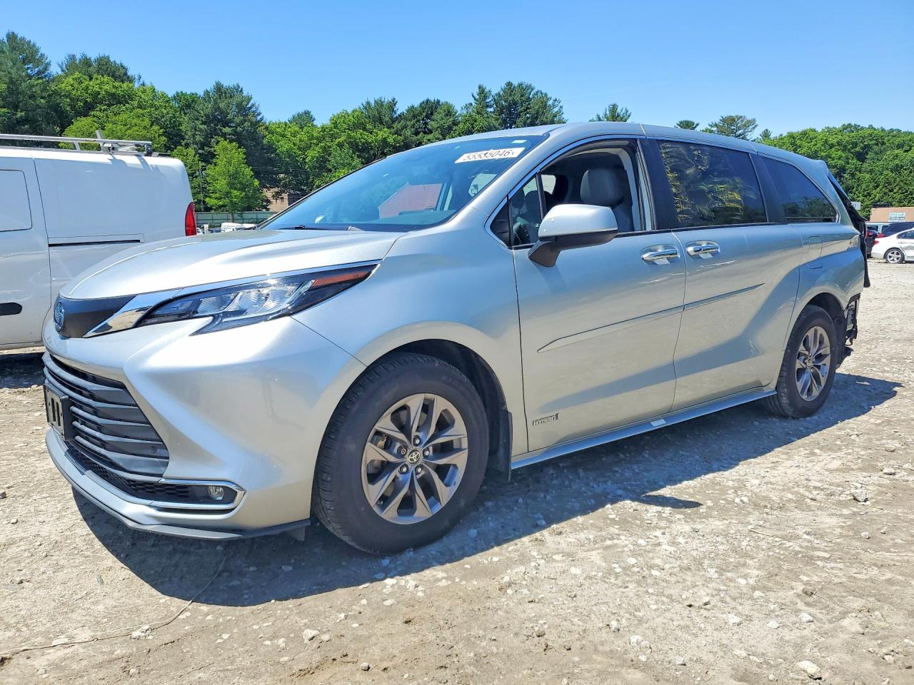 Salvage Toyota Sienna Image
