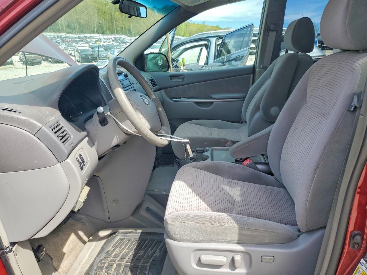 Toyota Sienna Le 8 Passenger
