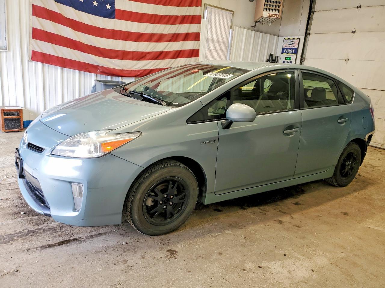 Salvage Toyota Prius Image