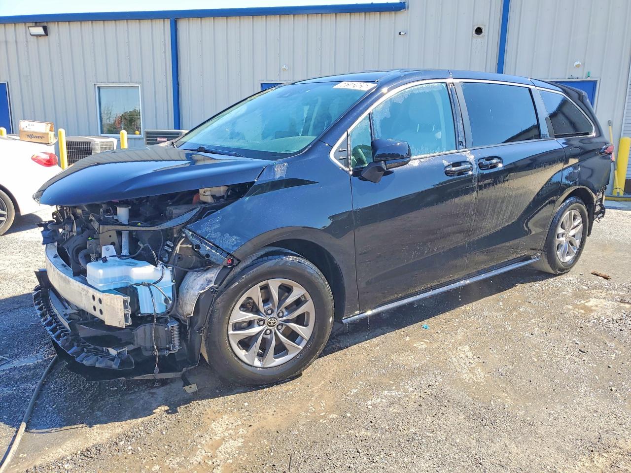 Salvage Toyota Sienna Image