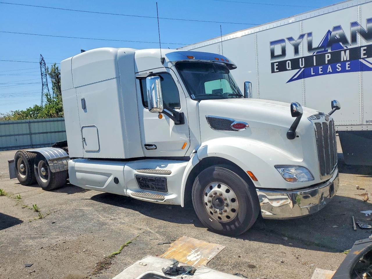 Salvage Peterbilt 579 Image