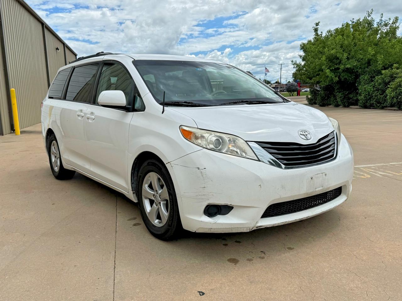 Salvage Toyota Sienna Image