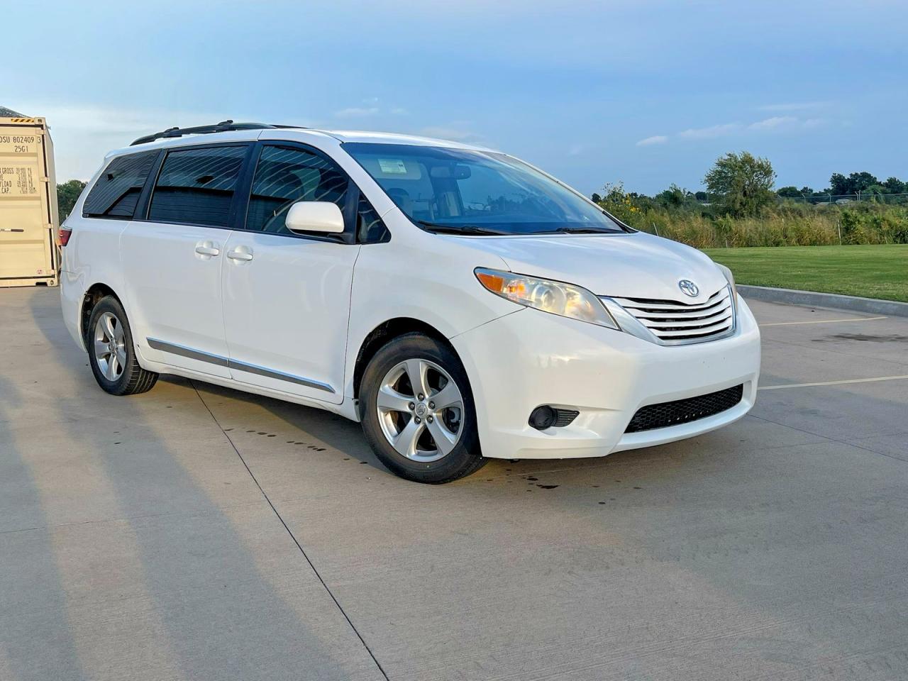 Salvage Toyota Sienna Image