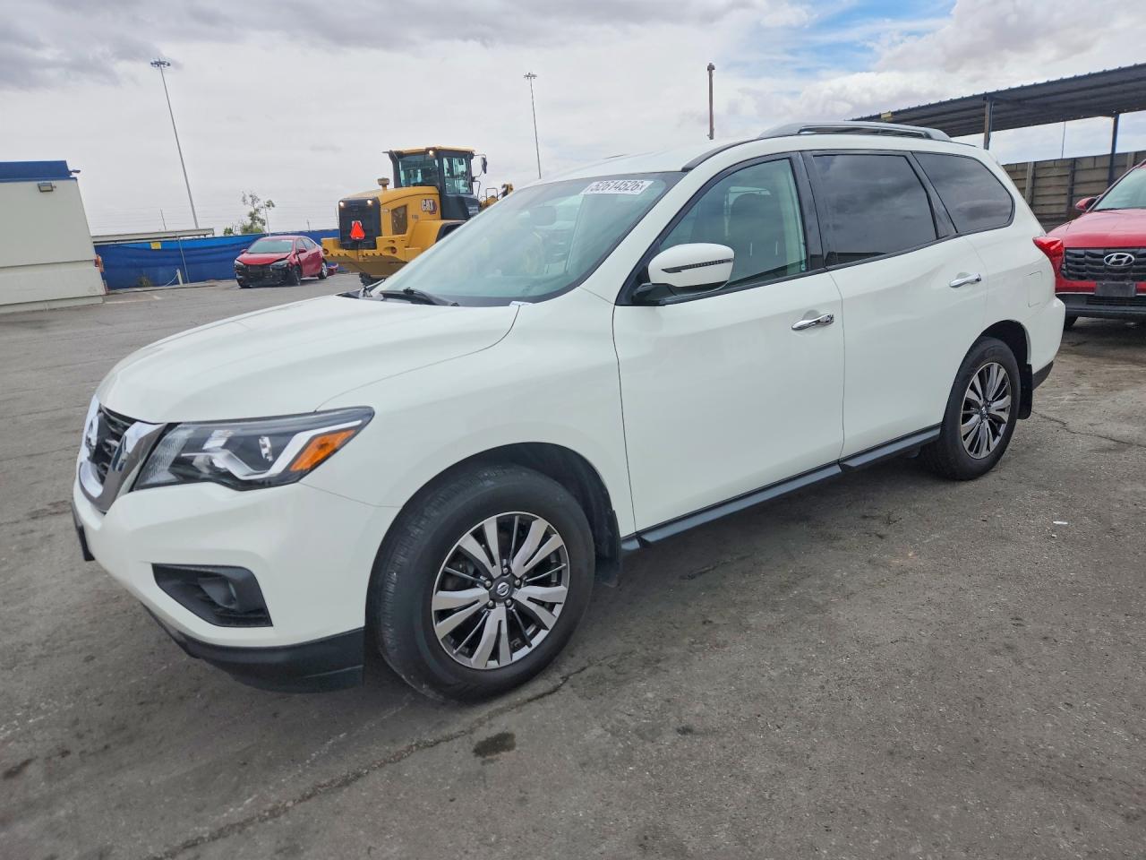 Salvage Nissan Pathfinder Image