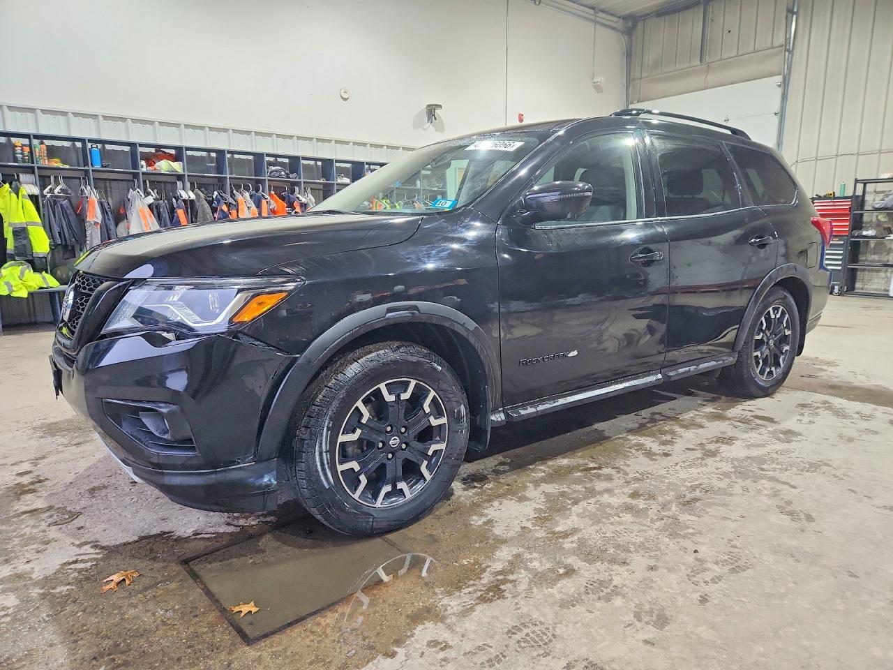 Salvage Nissan Pathfinder Image