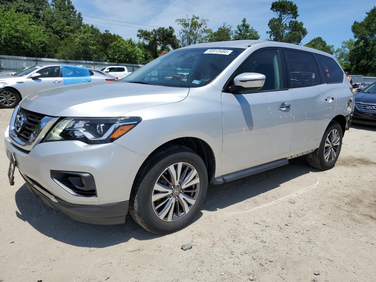 Salvage Nissan Pathfinder Image