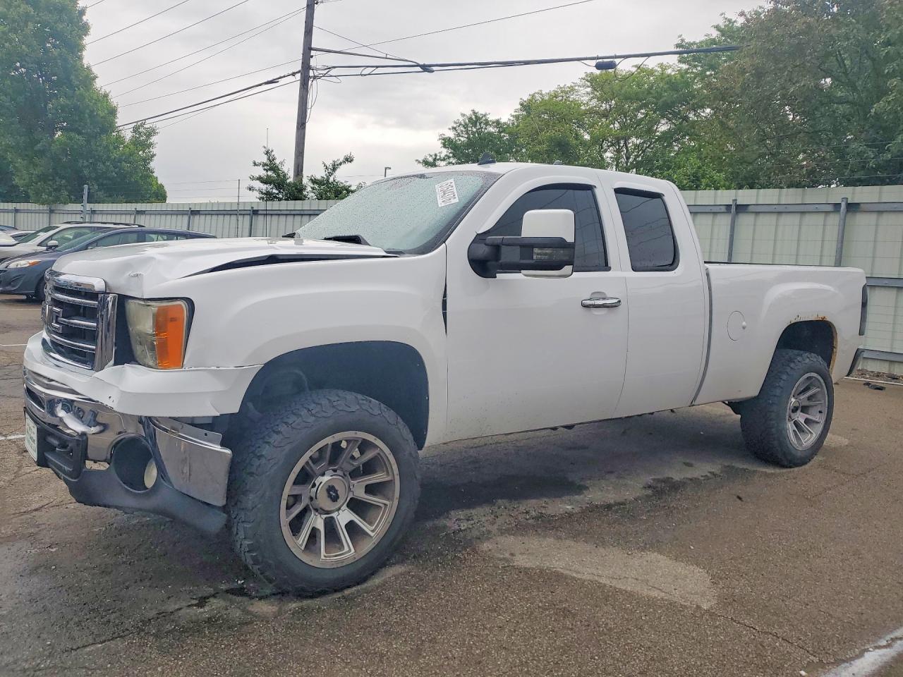 Salvage GMC Sierra Image