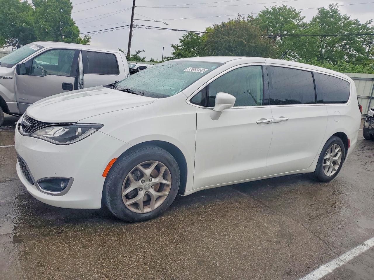 Salvage Chrysler Pacifica Image