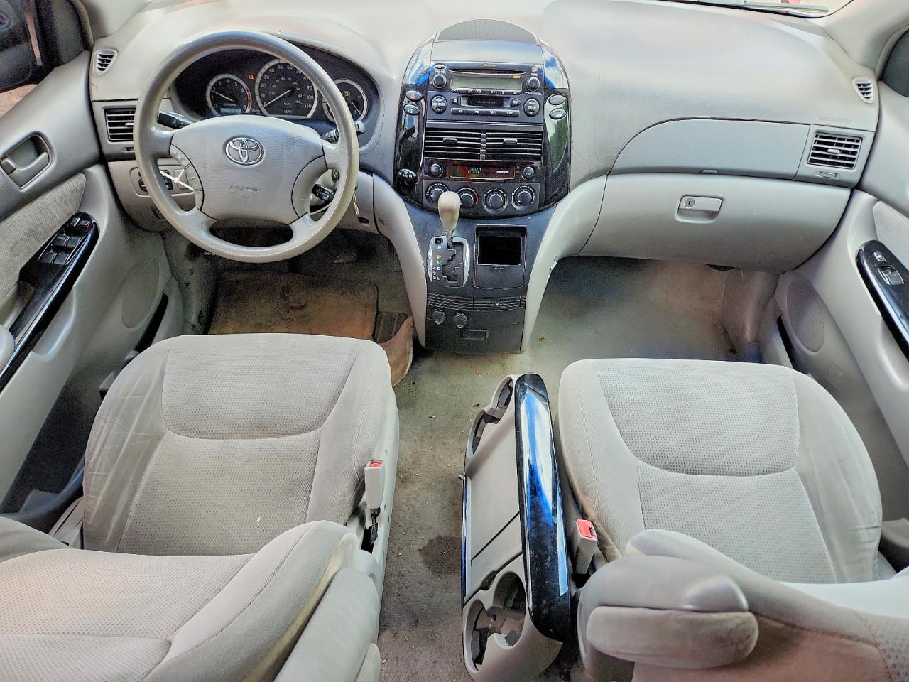 Toyota Sienna Le 7 Passenger